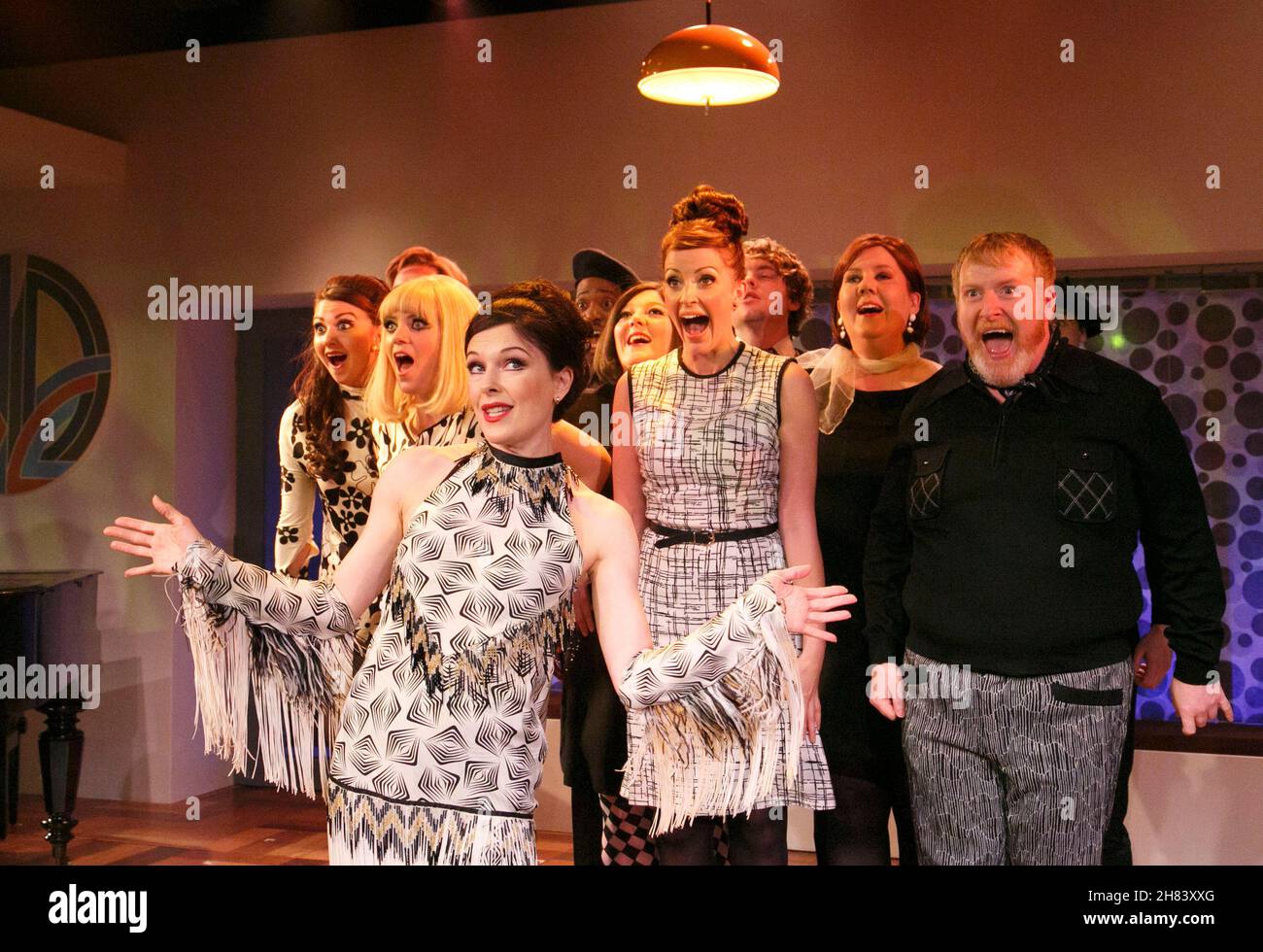 MERRYLY WE ROLL ON LONGER Music & Lyrics: Stephen Sondheim livre: George Furth basé sur la pièce originale de Kaufman & Hart design: Soutra Gilmour éclairage: David Hersey chorégraphie: Tim Jackson directeur: Maria Friedman 'The Blob' - avant gauche:Josefina Gabrielle (Gussie Carnegie) Menier Chocolate Factory 2012 production, Harold Pinter Theatre, Londres SW1 01/05/2013 Banque D'Images