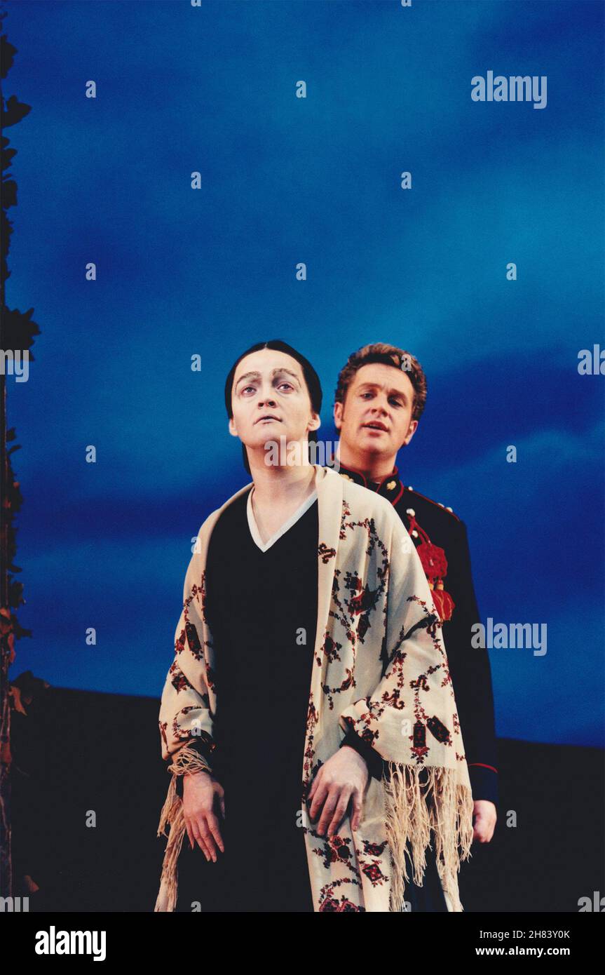 PASSION musique et paroles: Stephen Sondheim livre: James Lapine design: Paul Farnsworth éclairage: Mark Henderson mise en scène musicale: Jonathan Butterell réalisateur: Jeremy Sams Maria Friedman (Fosca), Michael ball (Giorgio) Queens Theatre (NT), Londres W1 26/03/1996 (c) Donald Cooper/Photostage photos@photostage.co.uk ref/CP-B-11 Banque D'Images