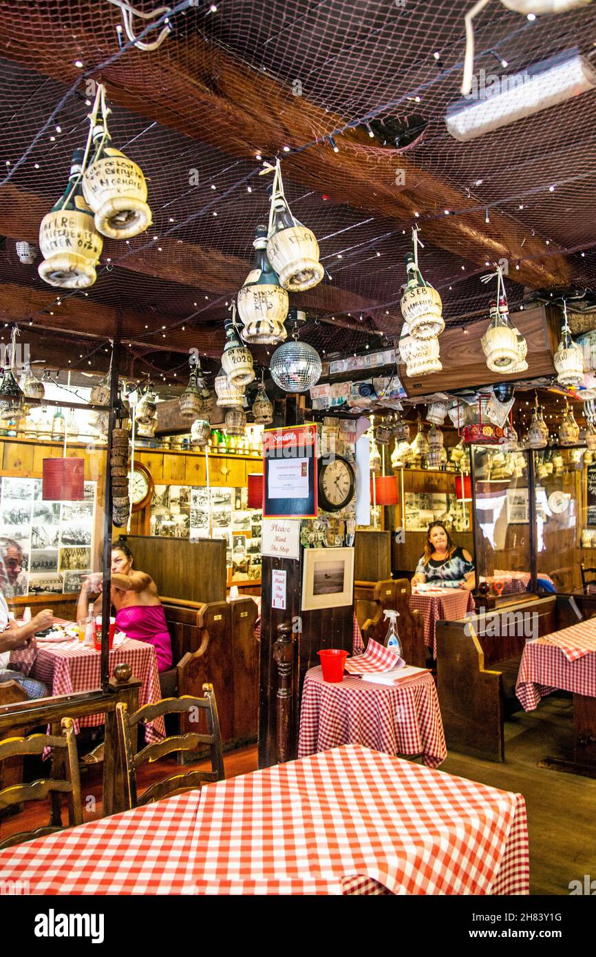 Intérieur décoré de filets de pêche et de bouteilles, le restaurant de fruits de mer Mermaid, St Ives, Cornwall, Royaume-Uni Banque D'Images