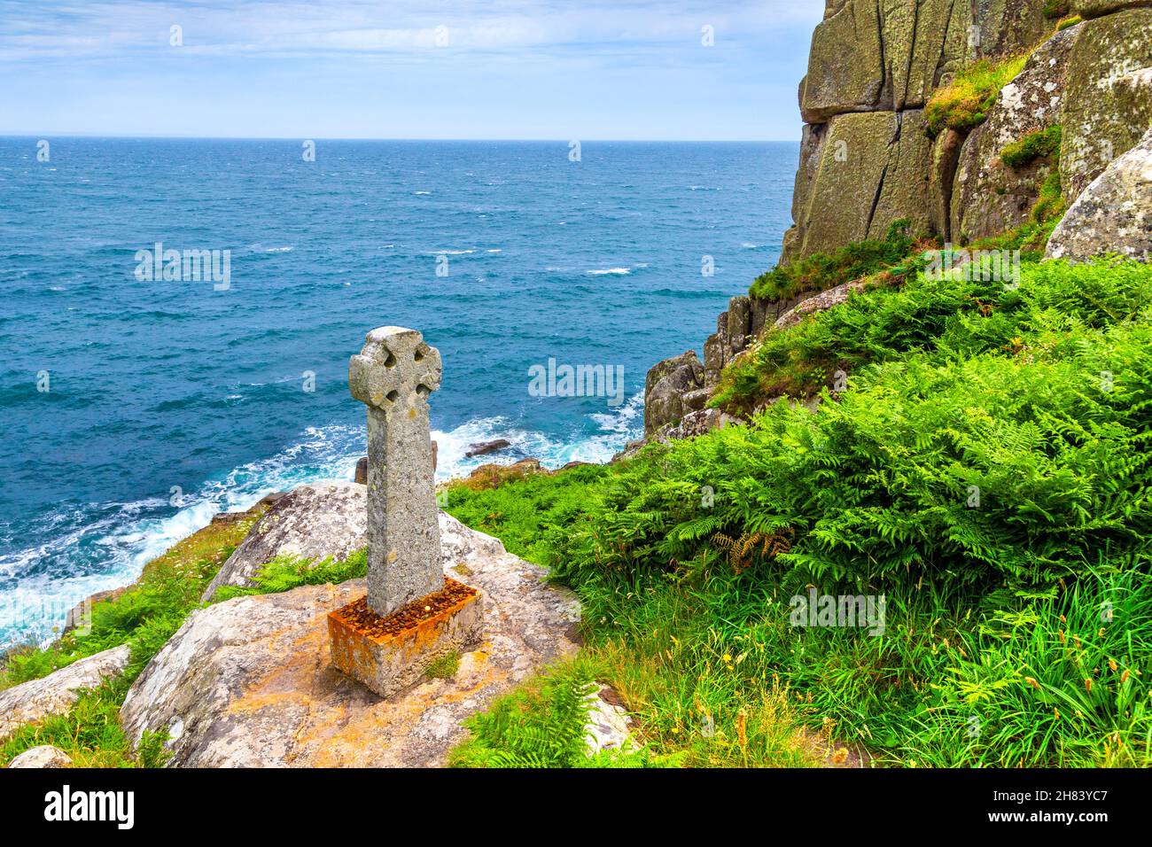 Croix celtique commémorant la mort de David Wordsworth Watson, qui est tombé des falaises de Carn Mellyn en 1873 près de Lamorna Cove, Cornwall, Royaume-Uni Banque D'Images