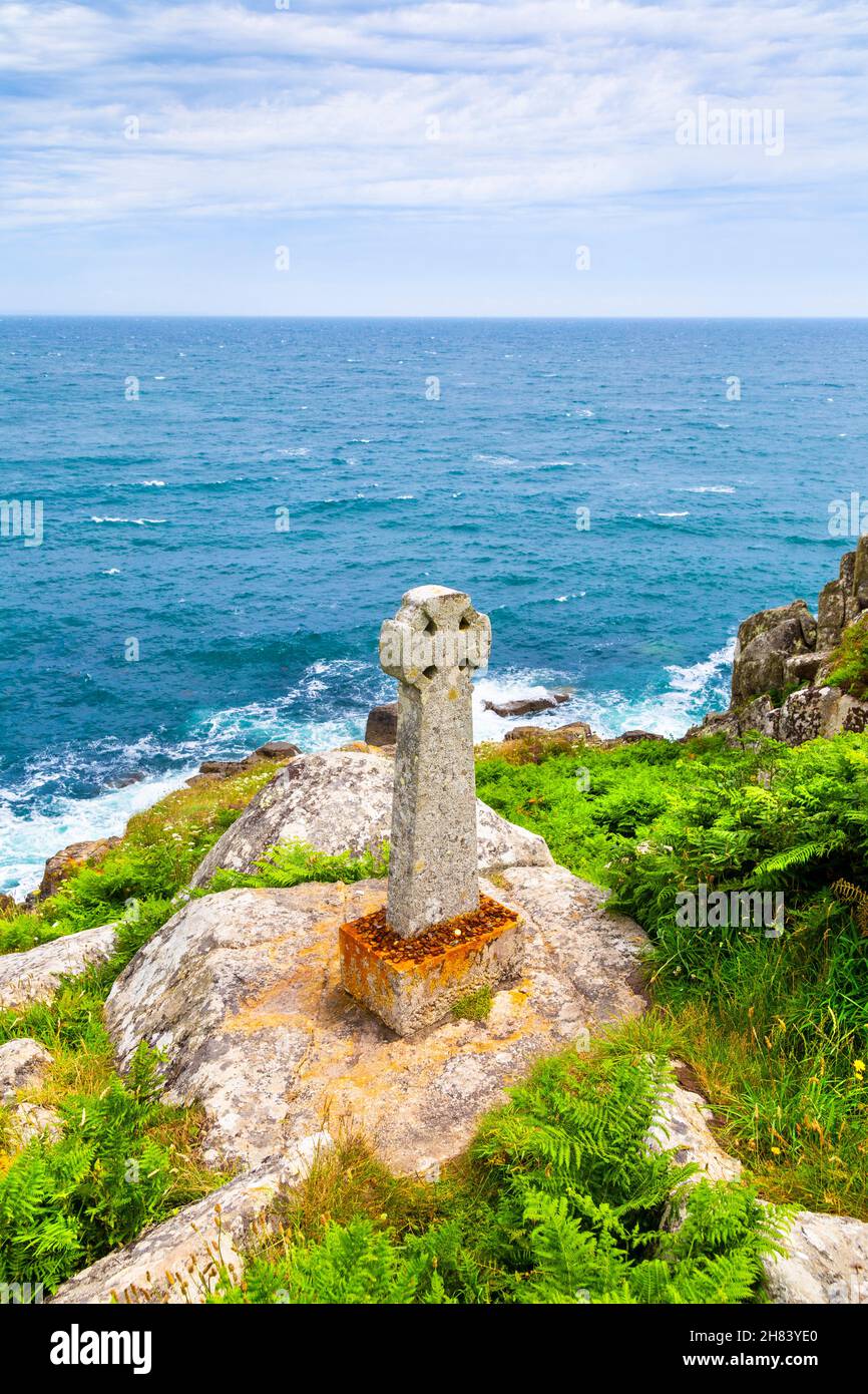 Croix celtique commémorant la mort de David Wordsworth Watson, qui est tombé des falaises de Carn Mellyn en 1873 près de Lamorna Cove, Cornwall, Royaume-Uni Banque D'Images