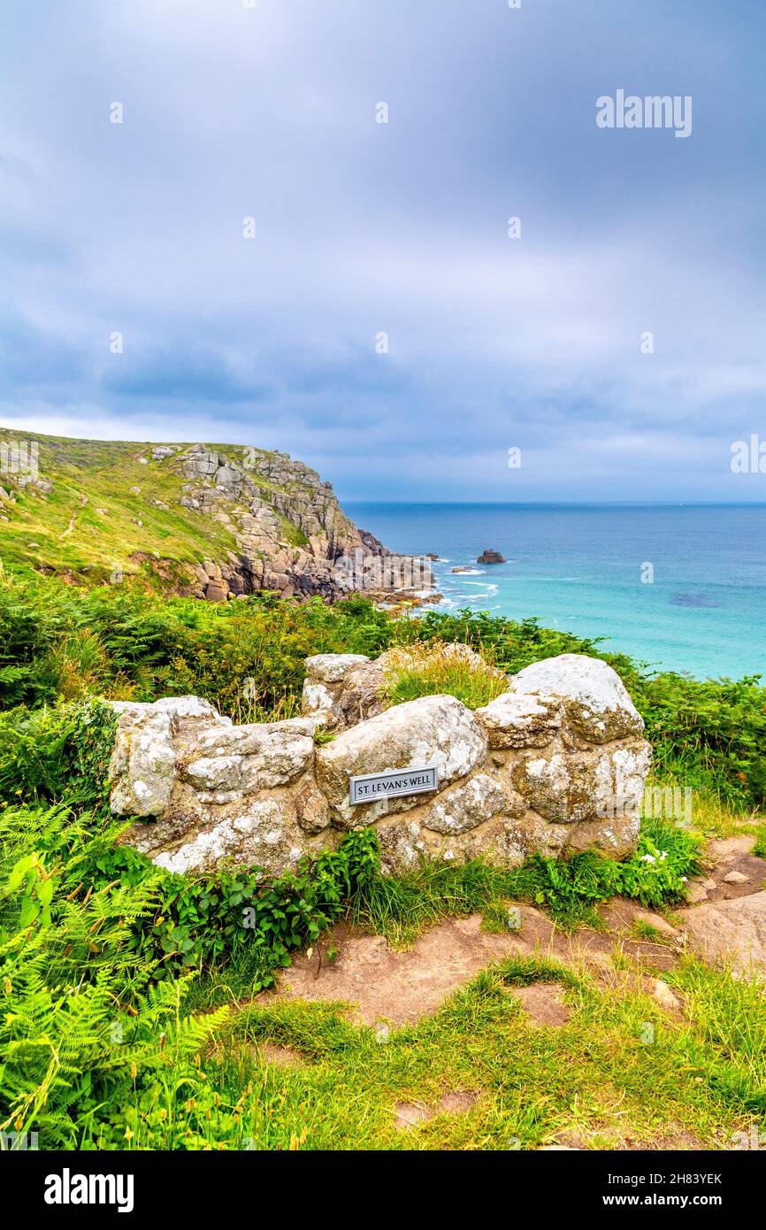Le puits Saint de Saint-Levan près de Porthcurno au-dessus de la plage de Porthchapelle le long du South West Coast Path, Cornwall, Royaume-Uni Banque D'Images Le puits Saint de Saint-Levan près de Porthcurno au-dessus de la plage de Porthchapelle le long du South West Coast Path, Cornwall, Royaume-Uni Banque D'Images