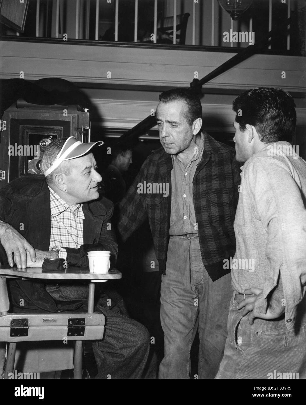 Le réalisateur WILLIAM WYLER HUMPHREY BOGART et DEWY MARTIN sur le
