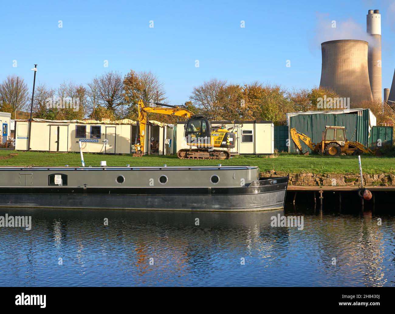 Bateau étroit amarré sur une rive de rivière Banque D'Images