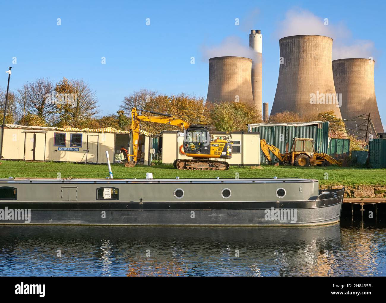 Bateau étroit amarré sur une rive de rivière Banque D'Images