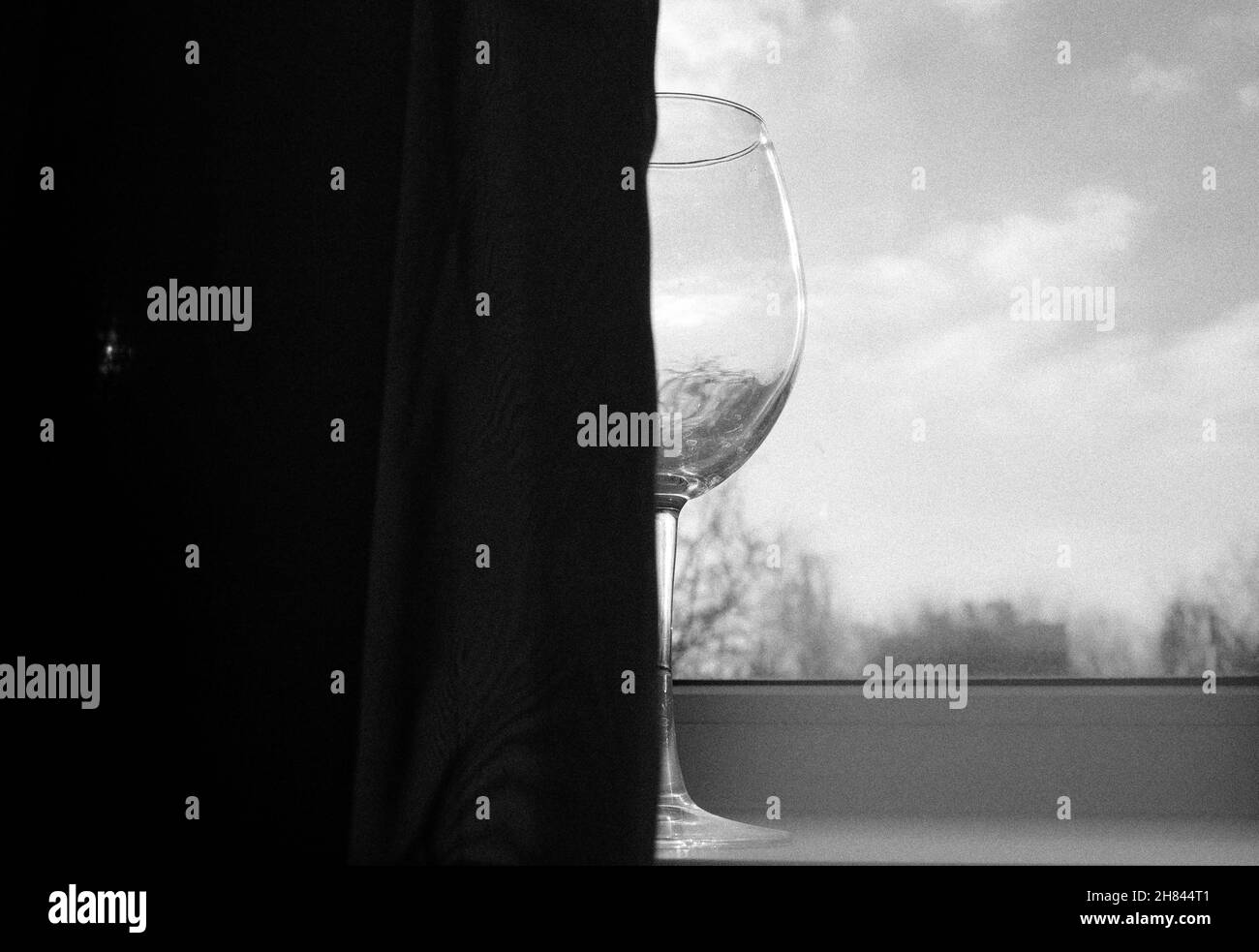 Verre d'eau recouvert du rideau Banque D'Images