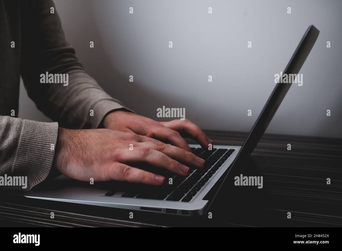 Homme d'affaires travaillant sur ordinateur portable pour un nouveau projet. ordinateur portable sur la table en bois.Arrière-plan flou, maquette horizontale. Banque D'Images