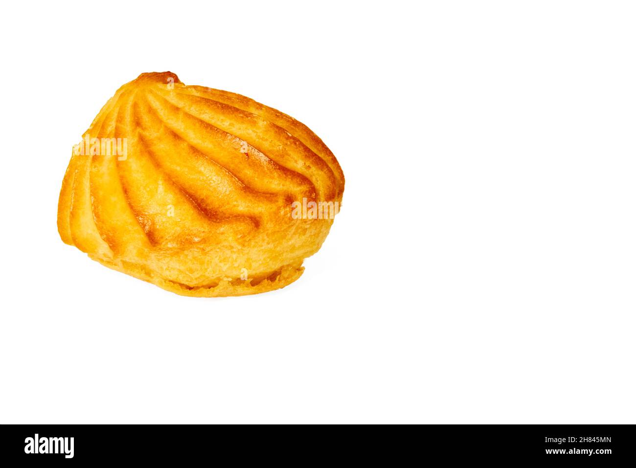 Délicieux gâteau cuit isolé sur fond blanc Banque D'Images