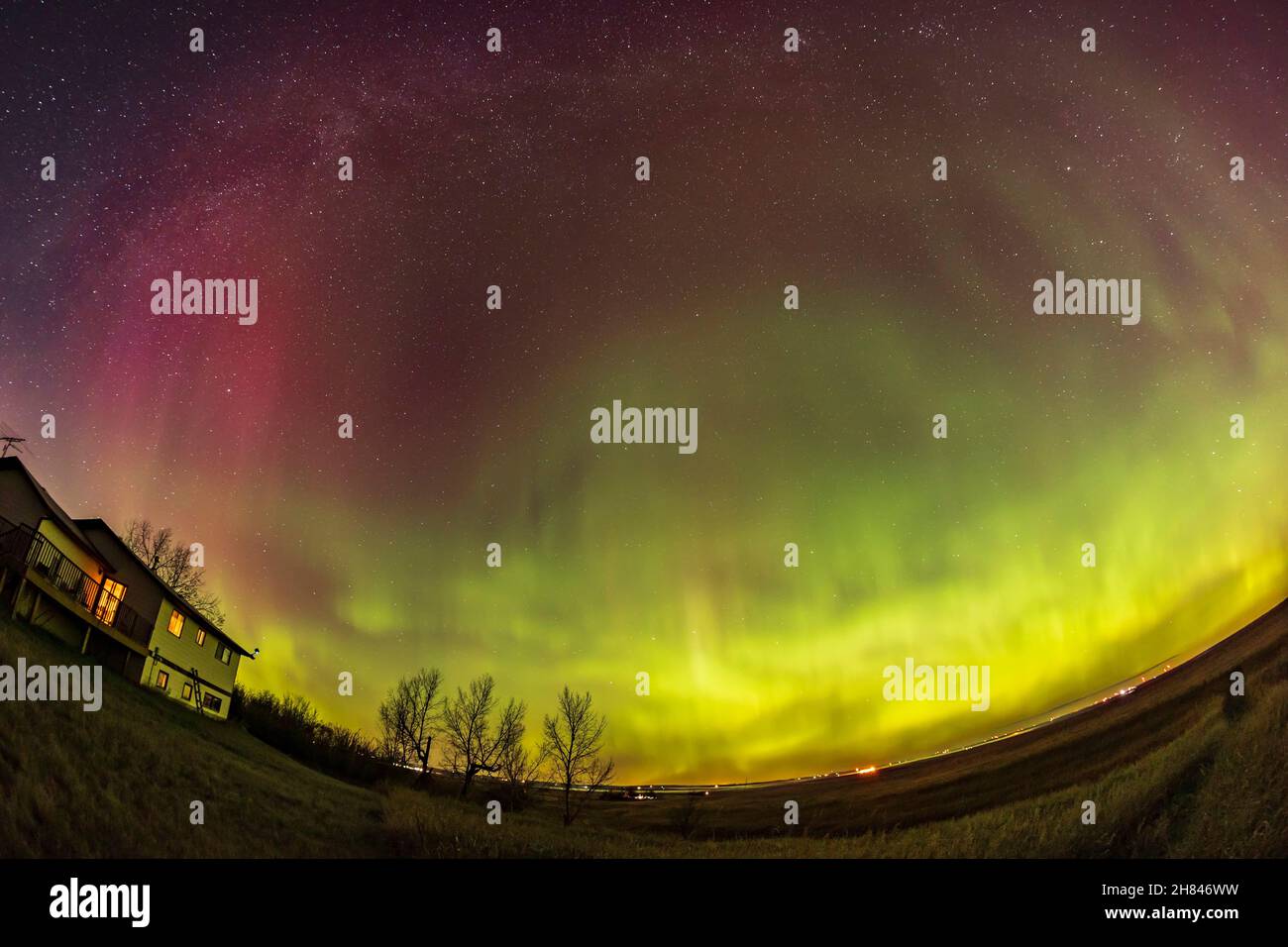 La tempête aurorale G2 du 11/12 octobre 2021 avec les rideaux exposant des sommets rouges de l'oxygène à haute altitude.C'était de la maison dans le sud de l'Alberta. Banque D'Images