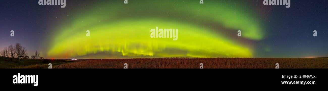 Un panorama à 120° de l'arc initial des aurores boréales au début d'une soirée d'aurore lors d'une tempête G2 le 11/12 octobre 2021, jour de Thanksgiving Banque D'Images