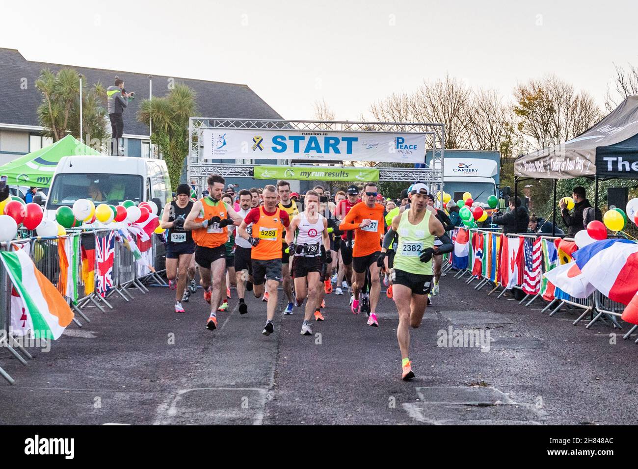 Clonakilty, West Cork, Irlande.27 novembre 2021.Des centaines d'athlètes ont commencé le Clonakilty Waterfront Marathon, le demi-marathon et les courses de 10K ce matin après que la course de 2020 a été reportée en raison de la COVID-19.Les coureurs sont illustrés juste après le début de la course.Crédit : AG News/Alay Live News Banque D'Images