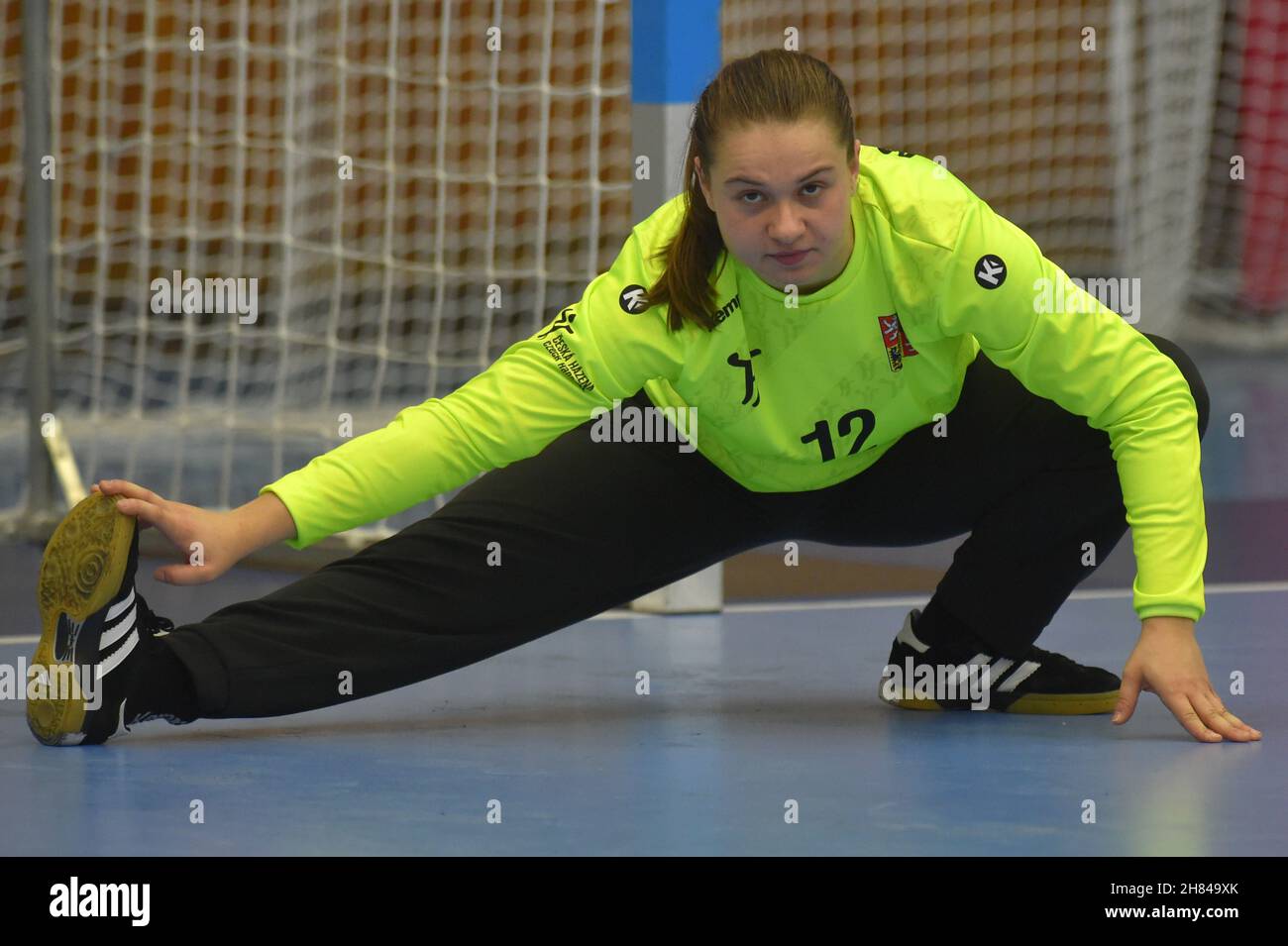 Cheb, République tchèque.27 novembre 2021.Le gardien de but Hana Muckova du Tchèque en action pendant le match de handball amicale des femmes République Tchèque contre l'Islande à Cheb, République Tchèque, 27 novembre 2021.Crédit: Slavomir Kubes/CTK photo/Alamy Live News Banque D'Images