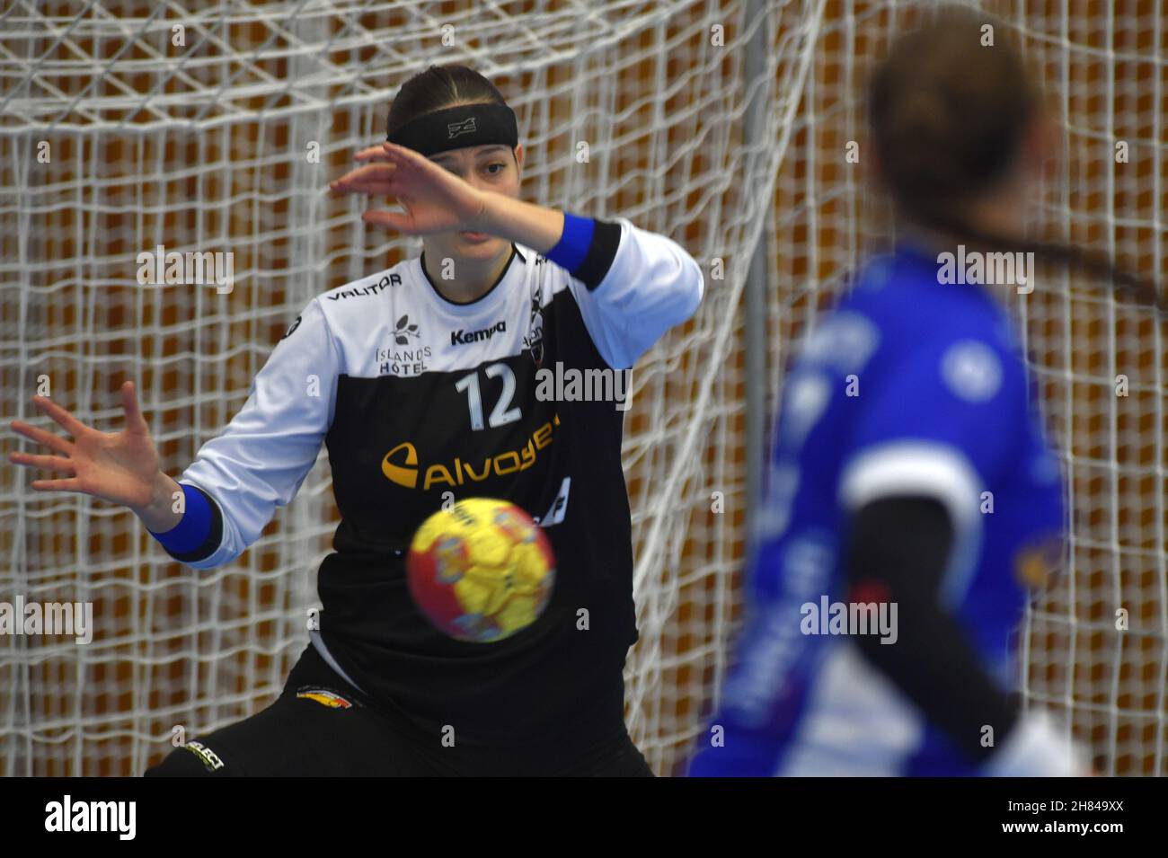 Cheb, République tchèque.27 novembre 2021.Le gardien de but Hafdis Renotudottir de l'Islande en action pendant le match de handball amicale des femmes République tchèque contre l'Islande à Cheb, République tchèque, le 27 novembre 2021.Crédit: Slavomir Kubes/CTK photo/Alamy Live News Banque D'Images