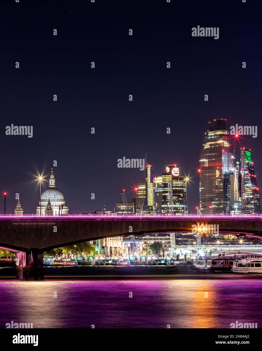 Vue nocturne sur les gratte-ciel de Londres montrant la cathédrale St appalls, la tour 42, la grille à fromage et le pont de Waterloo traversant la tamise. Banque D'Images