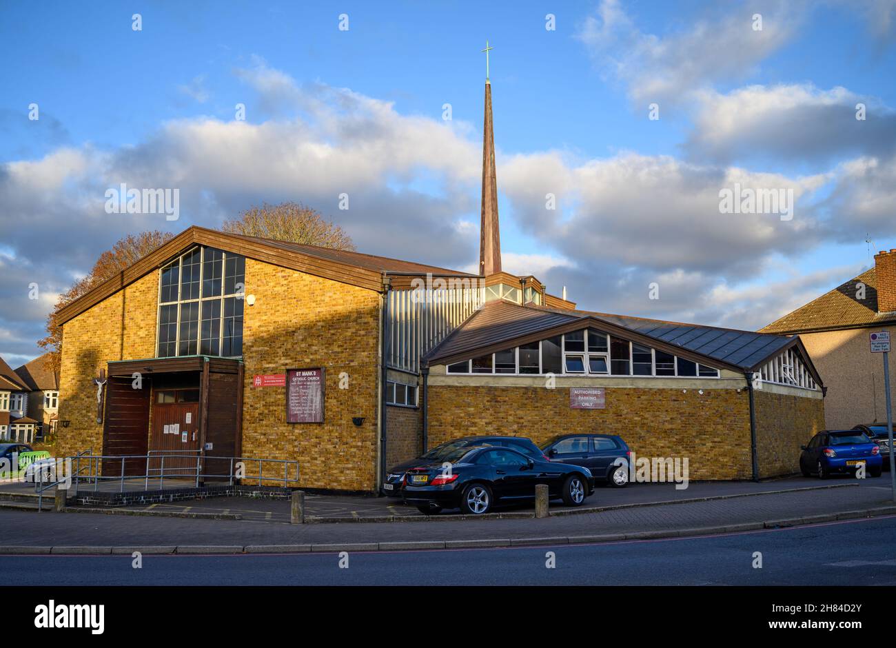 West Wickham, Kent, Royaume-Uni.Eglise catholique St Marc au rond-point à l'extrémité ouest de High Street.Quartier de Bromley dans le Grand Londres. Banque D'Images