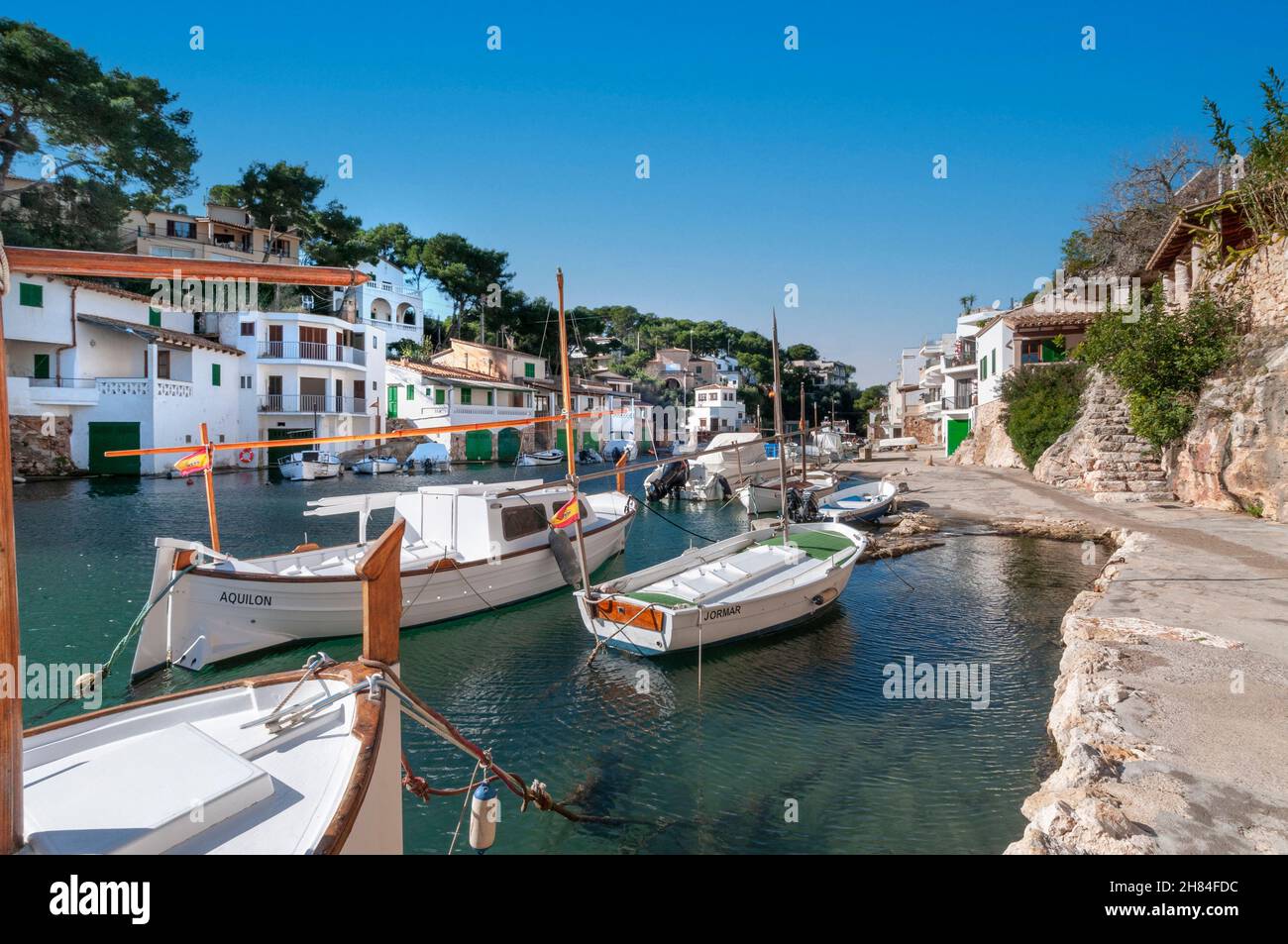 Cala Figuera Mallorca port d'entrée naturel avec location de vacances appartements donnant sur une vue de petits bateaux de pêche amarrés.Majorque Iles Baléares Espagne Banque D'Images