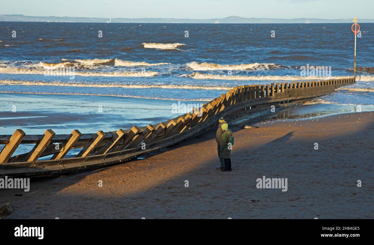 Portobello, Édimbourg, Écosse, Royaume-Uni.27 novembre 2021.La plage de bois groyne numéro 4 a été épatée par Storm Arwen laissant une partie de celle-ci à un angle d'environ 45 degrés et dans un état désolé après les vagues ferocius qui ont dû entrer en collision avec elle pendant la nuit.Les personnes de porty ont pris aux médias sociaux pour exprimer leur tristesse pour cela et la perte de vie pour un phoque mort qui se trouve à côté de l'aine tordue.Crédit: Arch White Banque D'Images