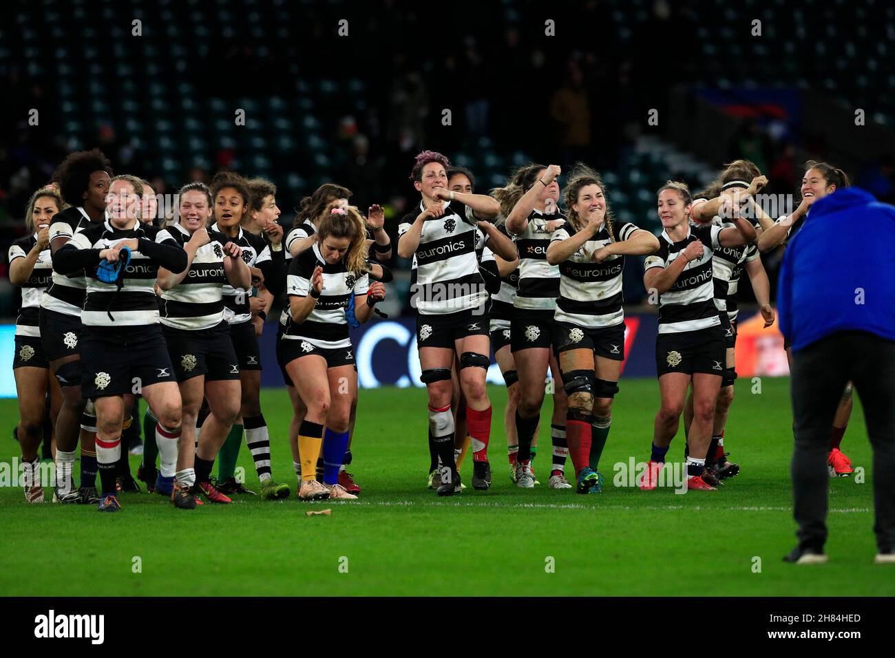27 novembre 2021 ; Twickenham, Londres, Angleterre, Autumn Series International rugby, Barbarians Women versus South Africa Springbok Womens XV ; Barbarians femmes dansant après avoir remporté le match à plein temps Banque D'Images