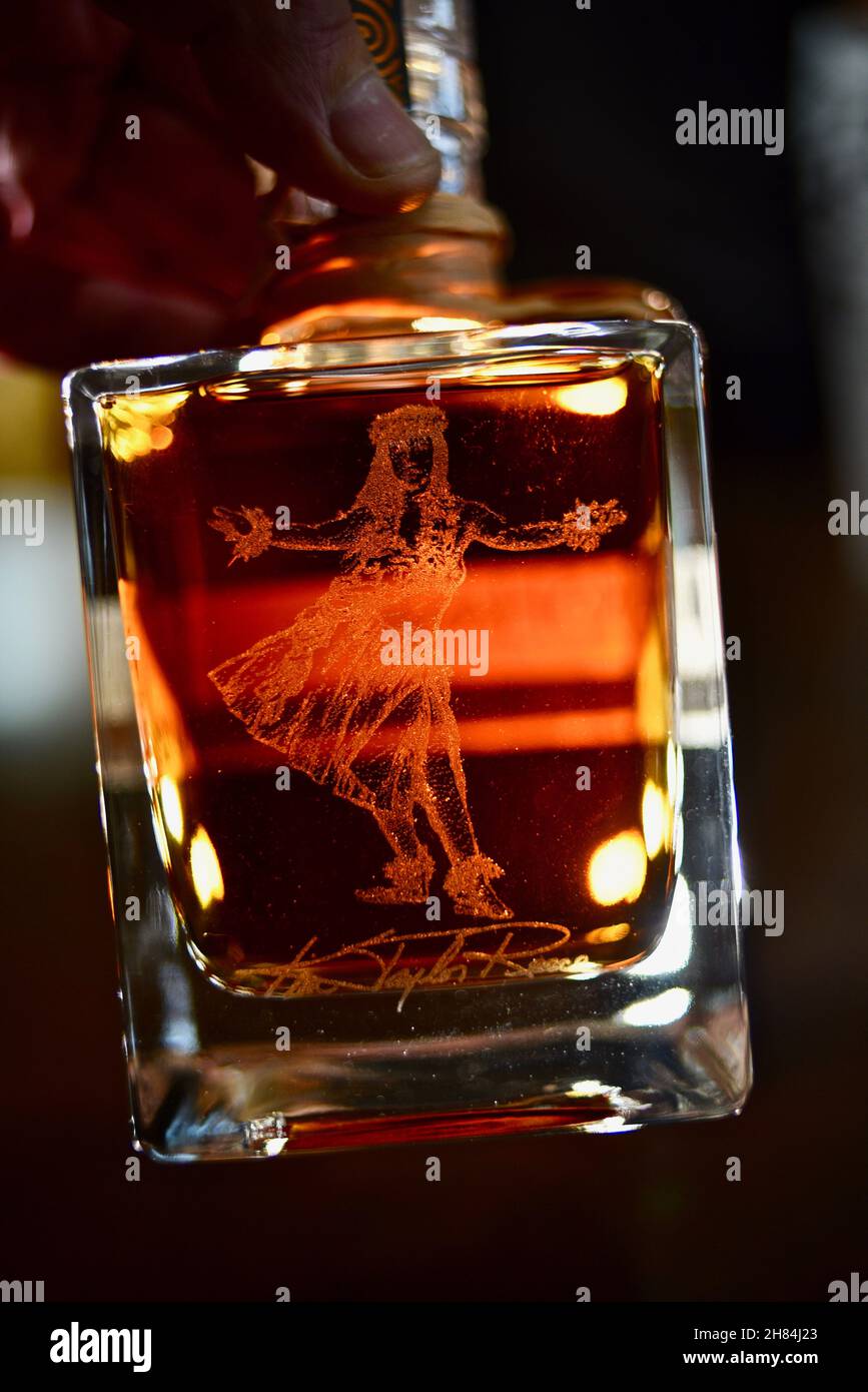 Hawaïenne fille dansant hula, gravée sur la bouteille en verre remplie de couleur ambre Kō Hana Hawaiian Agricole Rum, Kō Hana Distillers, Kunia, Hawaii, Etats-Unis Banque D'Images