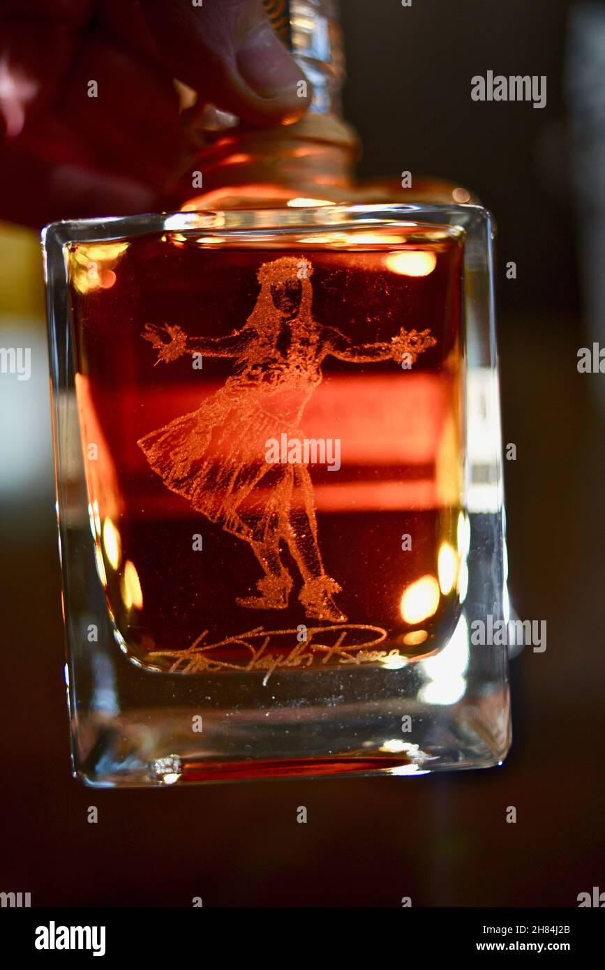 Hawaïenne fille dansant hula, gravée sur la bouteille en verre remplie de couleur ambre Kō Hana Hawaiian Agricole Rum, Kō Hana Distillers, Kunia, Hawaii, Etats-Unis Banque D'Images