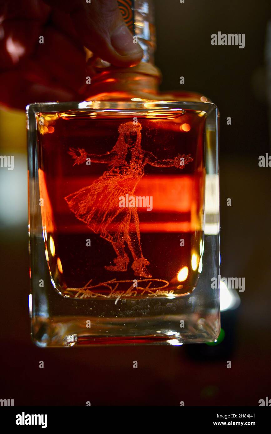 Hawaïenne fille dansant hula, gravée sur la bouteille en verre remplie de couleur ambre Kō Hana Hawaiian Agricole Rum, Kō Hana Distillers, Kunia, Hawaii, Etats-Unis Banque D'Images