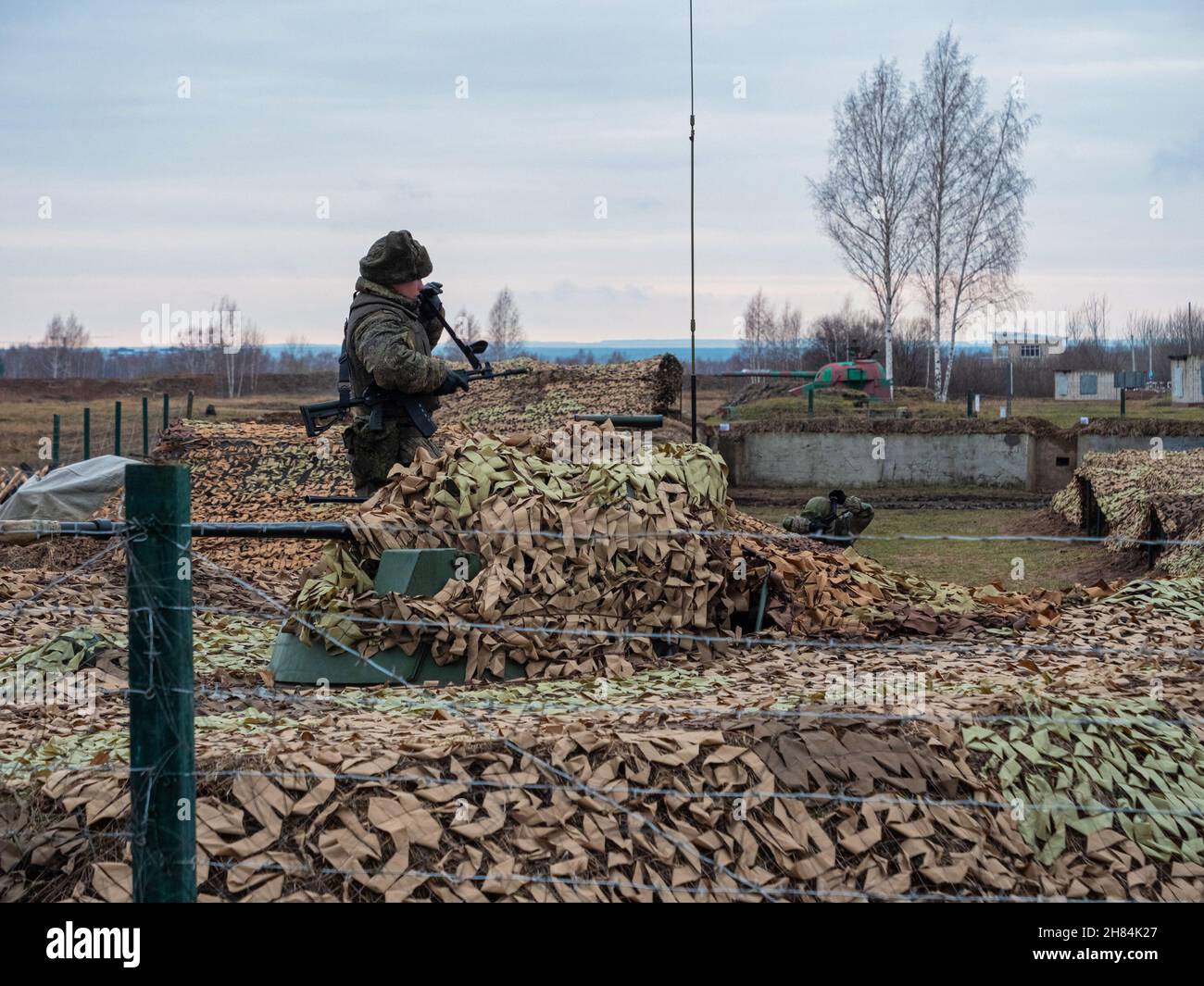 Kazan, Russie.08 novembre 2021.Un soldat examine l'équipement, recouvert de filets de camouflage.Armée russe.Exercices de l'armée des pays de l'Organisation du Traité de sécurité collective Banque D'Images