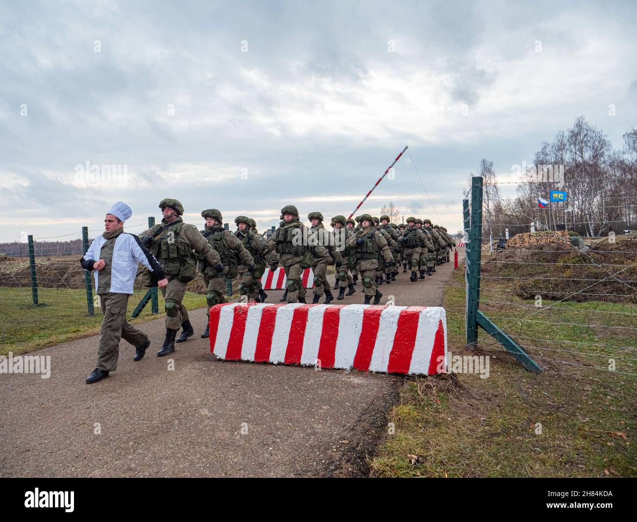 Kazan, Russie.08 novembre 2021.Un peloton de soldats traverse le point de contrôle.Le cuisinier du soldat est devant vous.Armée russe. Banque D'Images