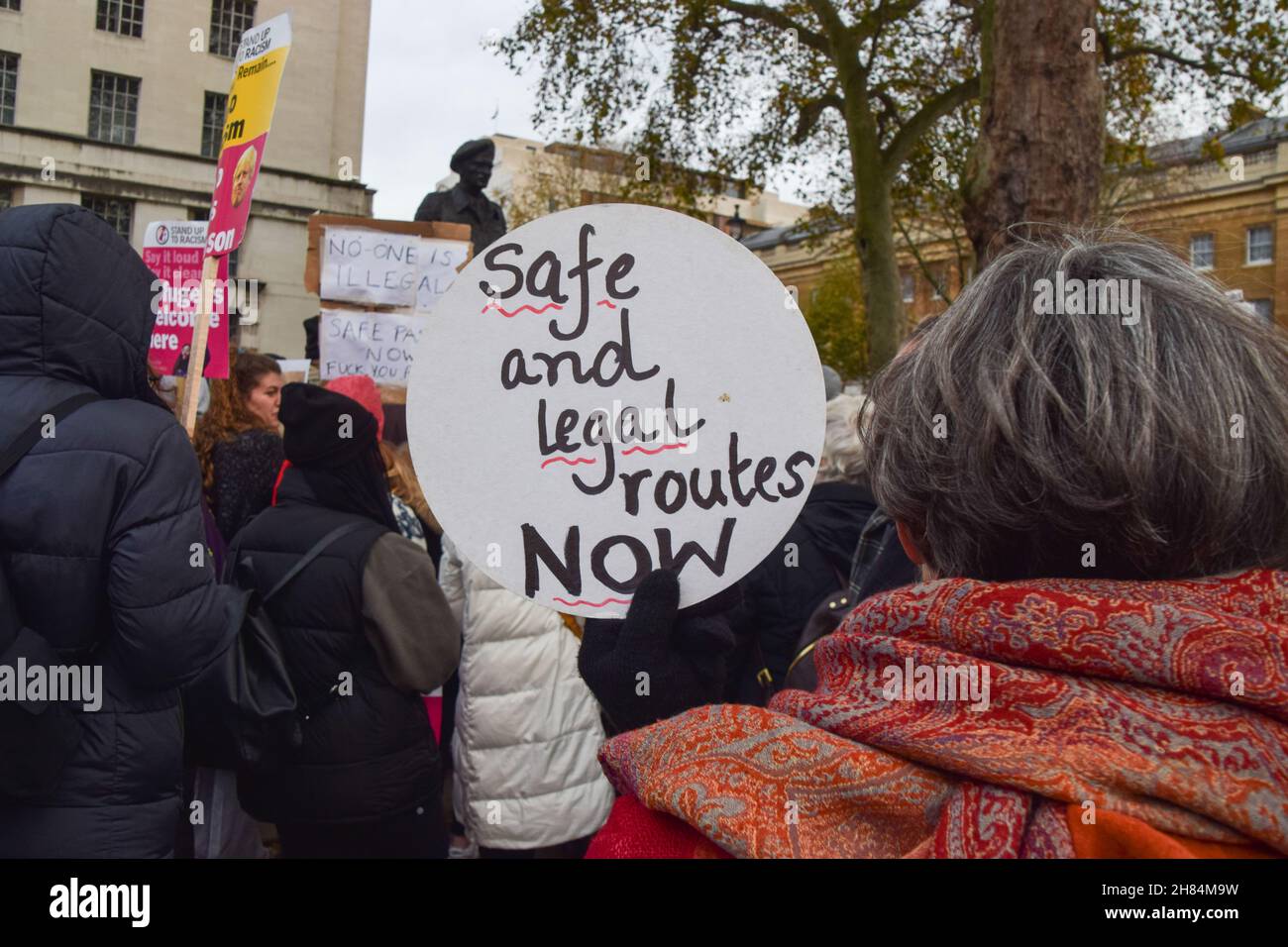 Londres, Royaume-Uni.27 novembre 2021.Des manifestants se sont rassemblés devant Downing Street en solidarité avec les réfugiés, après que 27 migrants se soient noyés dans la Manche pour tenter de se rendre au Royaume-Uni depuis la France.Credit: Vuk Valcic / Alamy Live News Banque D'Images