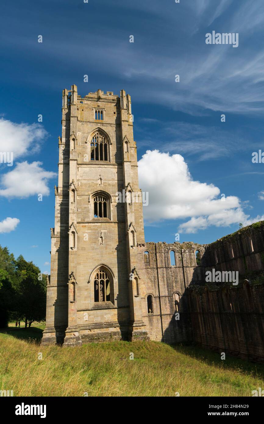 Abbaye de Fountaina, Ripon, Yorkshire du Nord, Angleterre - Abbaye cistercienne datant principalement du XIIIe au XVe siècles.La tour de 160 m d'Abbot Huby, début des années 1500. Banque D'Images