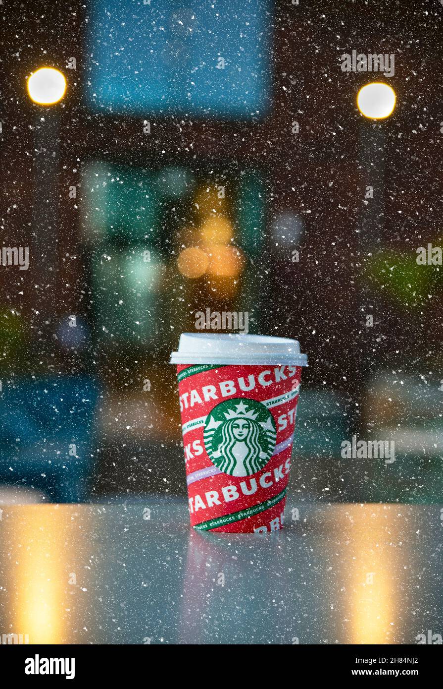 Boisson spéciale d'hiver Starbucks dans la douce lumière de Noël et la neige Banque D'Images