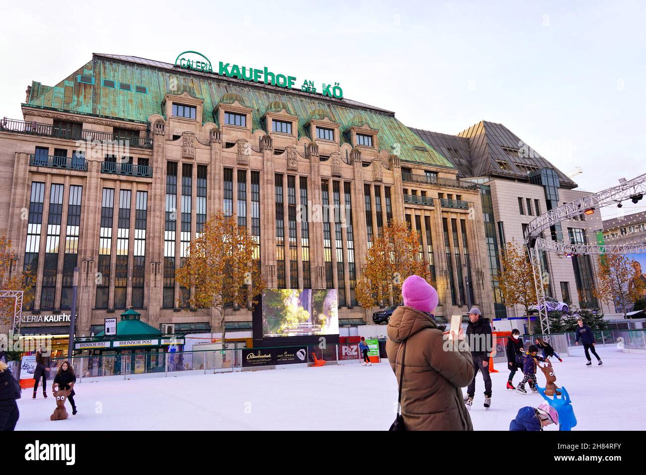 Patinoire extérieure en face du grand magasin Kaufhof dans le centre-ville de Düsseldorf/Allemagne. Banque D'Images