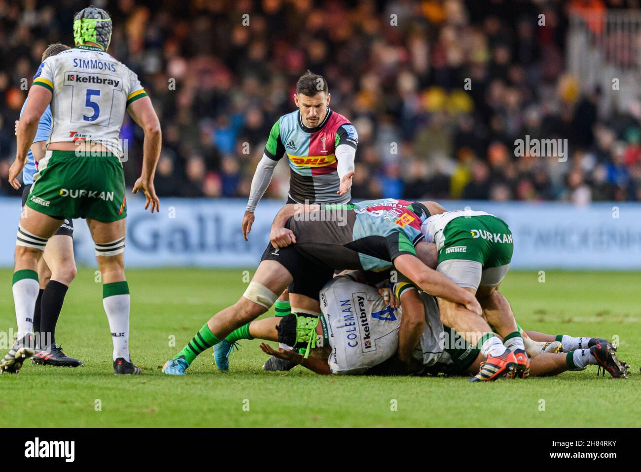 LONDRES, ROYAUME-UNI.27 novembre 2021.Danny Care of Harlequins (au centre) réagit lors du match de rugby Gallagher Premiership Round 9 entre Harlequins vs London Irish au stade Twickenham Stoop, le samedi 27 novembre 2021.LONDRES, ANGLETERRE.Credit: Taka G Wu/Alay Live News Banque D'Images