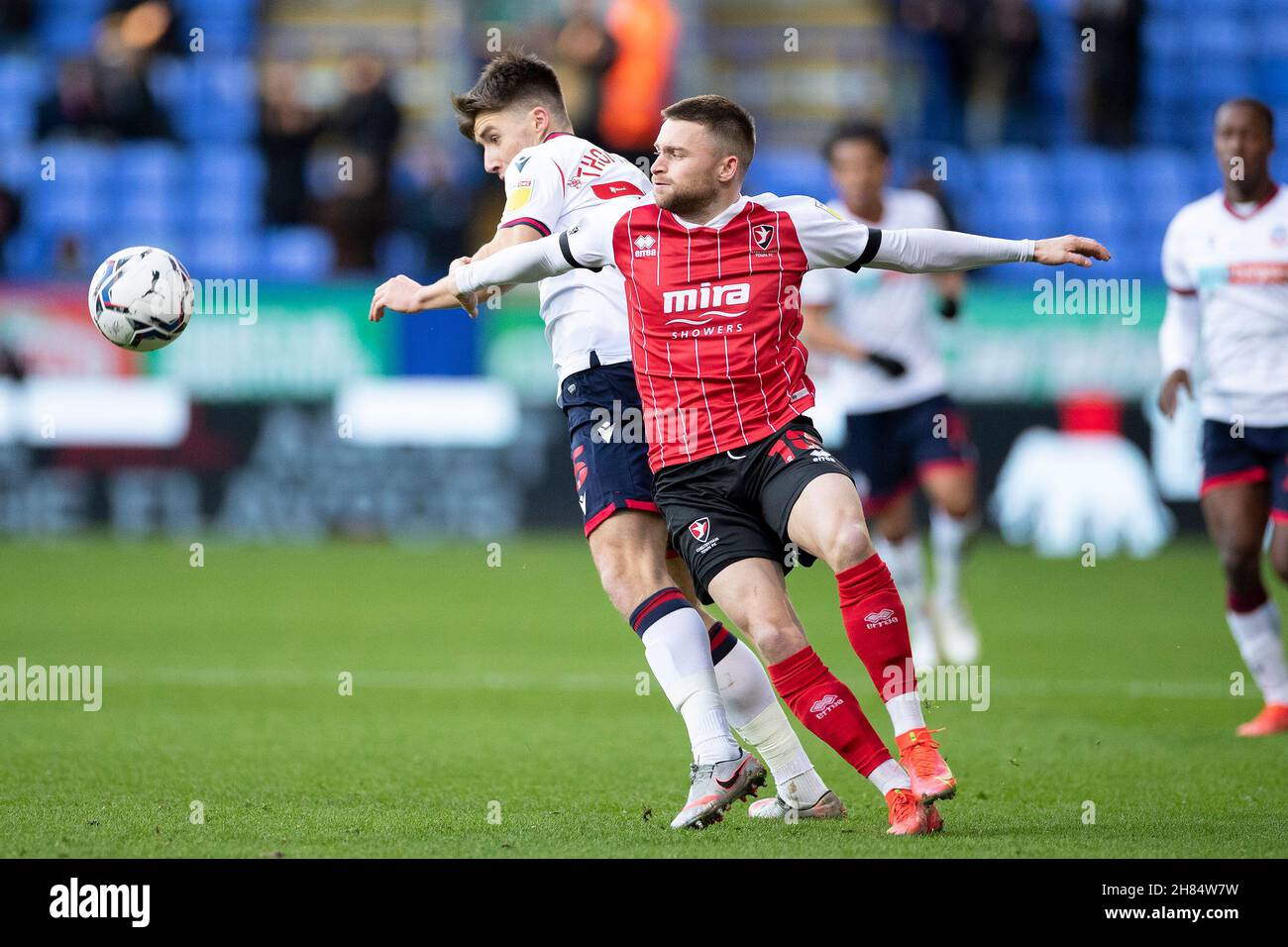 Alfie May de Cheltenham Town contestée par l'adversaire lors du match EFL Sky Bet League 1 entre Bolton Wanderers et Cheltenham Town à l'Université de Bolton Stadium, Bolton, Angleterre, le 27 novembre 2021.Photo de Mike Morese.Utilisation éditoriale uniquement, licence requise pour une utilisation commerciale.Aucune utilisation dans les Paris, les jeux ou les publications d'un seul club/ligue/joueur.Crédit : UK Sports pics Ltd/Alay Live News Banque D'Images