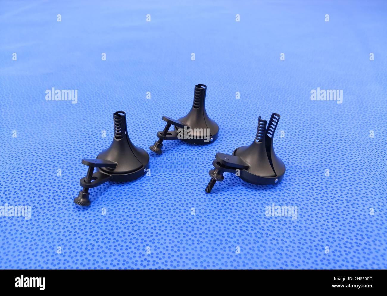 Gros plan sur le spéculum d'oreille couleur noire de l'instrument ENT.Mise au point sélective Banque D'Images