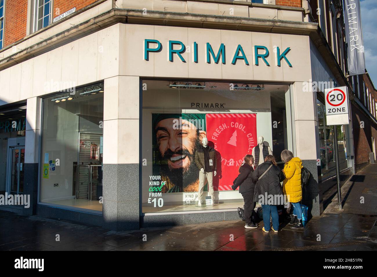 High Wycombe, Buckinghamshire, Royaume-Uni.26 novembre 2021.Les acheteurs à l'extérieur de Primark à High Wycombe le Black Friday.Crédit : Maureen McLean/Alay Banque D'Images