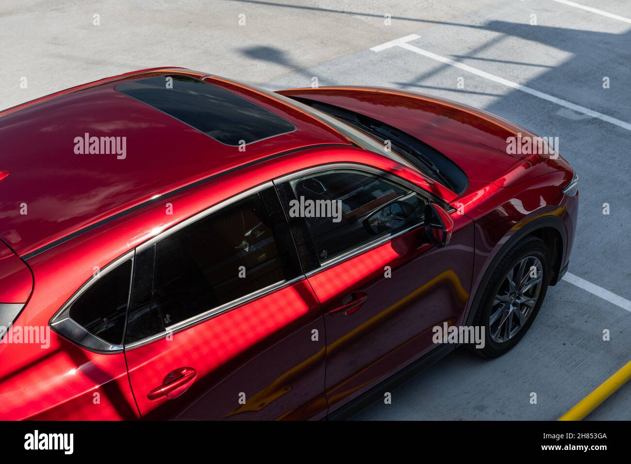 Kiev, Ukraine - 30 juin 2021: Rouge Mazda CX-5 au parking, vue d'en haut Banque D'Images
