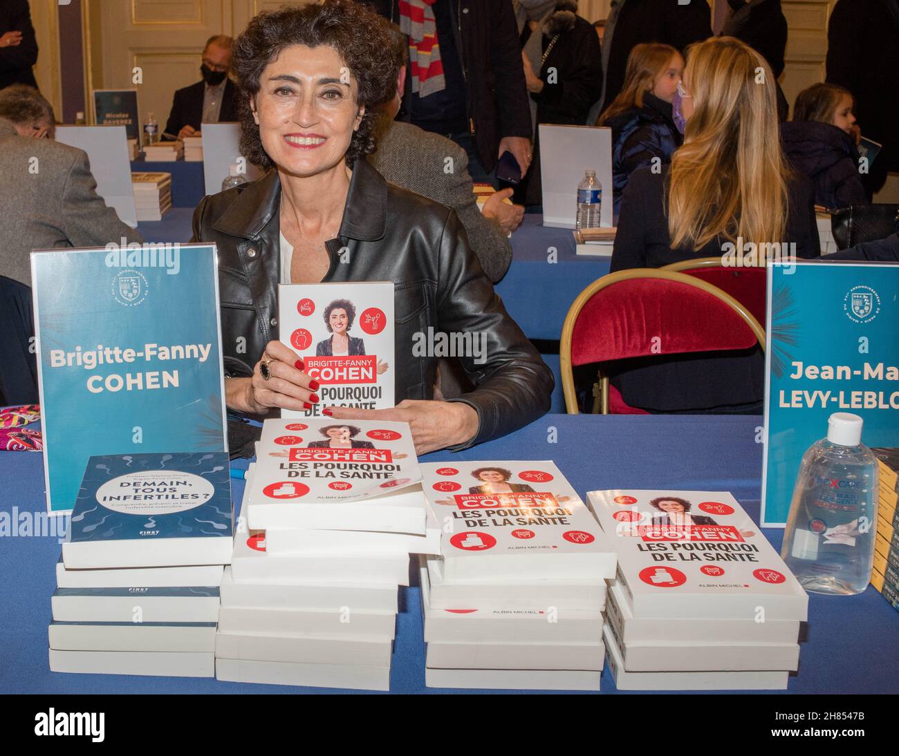 Paris : rencontre avec la journaliste Brigitte Fanny Cohen lors d'une  sélection de ses deux derniers livres au salon de la livre de la Mairie  75016 Photo Stock - Alamy