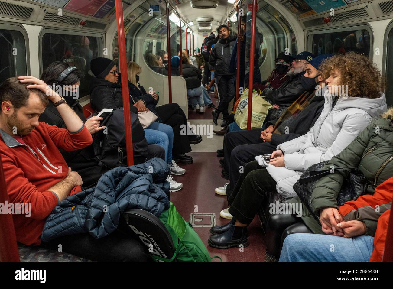 Londres, Royaume-Uni.27 novembre 2021.Des personnes voyageant sur la ligne Bakerloo, comme l'a annoncé le Premier ministre Boris Johnson lors d'une conférence de presse, des mesures visant à freiner la propagation du coronavirus au Royaume-Uni en réponse à deux cas de détection de la variante Omicron dans le pays.De nouvelles mesures incluront le port obligatoire de masques faciaux dans les magasins et dans les transports publics, ainsi que le test PCR pour les voyageurs entrant au Royaume-Uni.Credit: Stephen Chung / Alamy Live News Banque D'Images