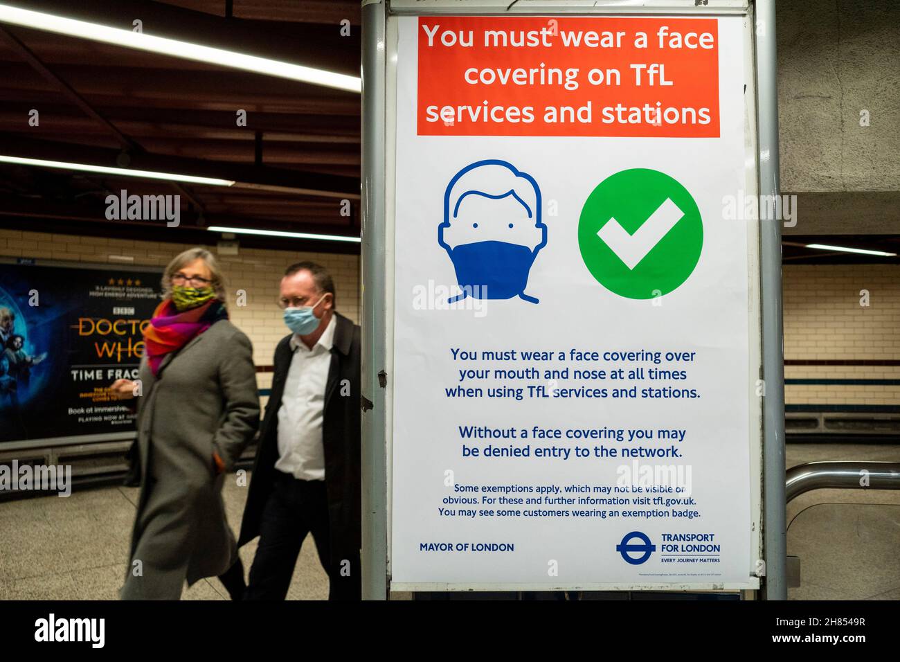 Londres, Royaume-Uni.27 novembre 2021.Les gens de la gare de Baker Street passent un panneau exigeant le port de masques faciaux.Boris Johnson, Premier ministre, a annoncé lors d'une conférence de presse des mesures visant à freiner la propagation du coronavirus au Royaume-Uni en réponse à deux cas de détection de la variante Omicron dans le pays.Les mesures comprennent le port obligatoire de masques faciaux dans les magasins et les transports publics, ainsi que le test PCR pour les voyageurs entrant au Royaume-Uni.Credit: Stephen Chung / Alamy Live News Banque D'Images