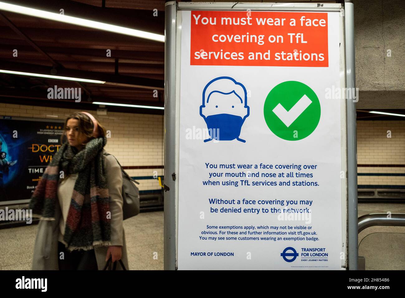 Londres, Royaume-Uni.27 novembre 2021.Les gens de la gare de Baker Street passent un panneau exigeant le port de masques faciaux.Boris Johnson, Premier ministre, a annoncé lors d'une conférence de presse des mesures visant à freiner la propagation du coronavirus au Royaume-Uni en réponse à deux cas de détection de la variante Omicron dans le pays.Les mesures comprennent le port obligatoire de masques faciaux dans les magasins et les transports publics, ainsi que le test PCR pour les voyageurs entrant au Royaume-Uni.Credit: Stephen Chung / Alamy Live News Banque D'Images