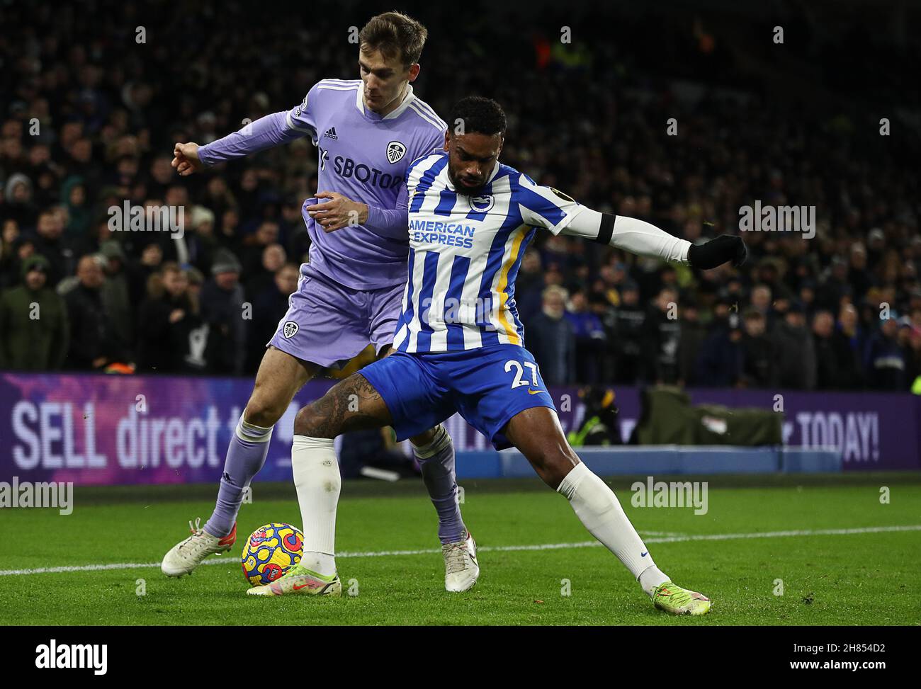 Brighton et Hove, Angleterre, le 27 novembre 2021.Jürgen Locadia de Brighton et Hove Albion et Diego Llorente de Leeds ont Uni le défi pour le ballon lors du match de la Premier League au stade AMEX, Brighton et Hove.Le crédit photo devrait se lire: Paul Terry / Sportimage Banque D'Images