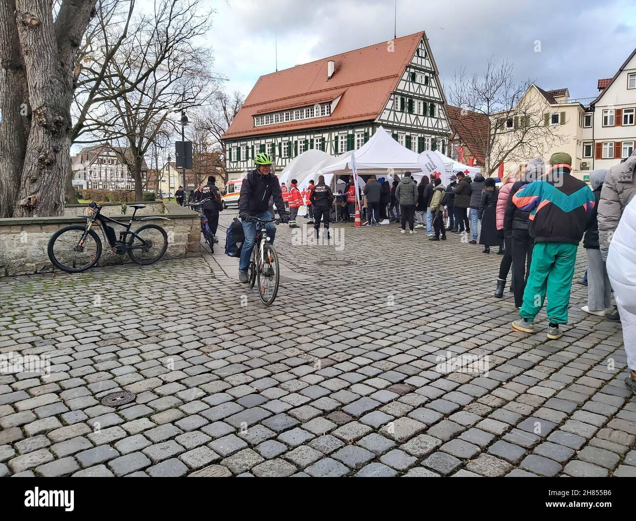 Kirchheim Teck, Allemagne - 27 novembre 2021 : personnes attendant leur vaccination de rappel contre le virus Covid-19 dans la rue froide le matin Banque D'Images