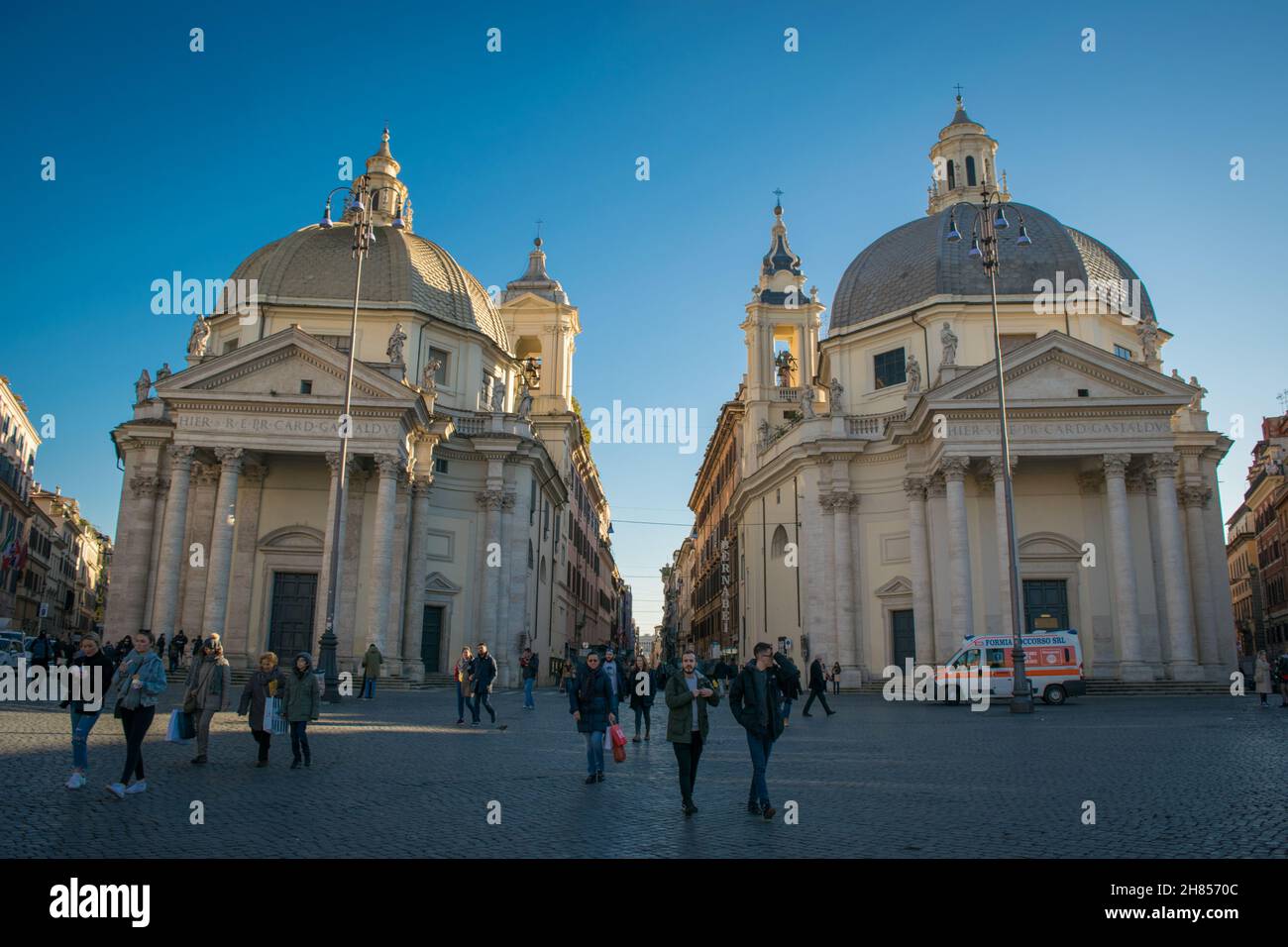 Rome/Italie: Image de Basilicas sur la place du peuple à Rome. Basilique de Santa Maria à Montesanto et église notre-Dame des miracles. Banque D'Images