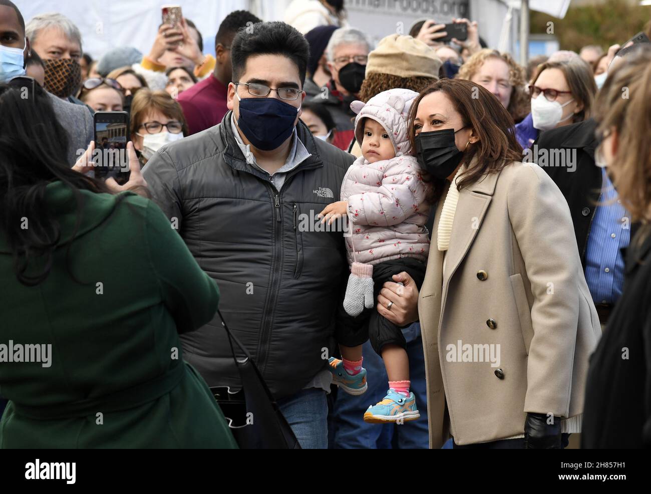 Washington, États-Unis.27 novembre 2021.La vice-présidente Kamala Harris (R) a pris sa photo avec un tout-petit et sa famille alors qu'elle conclut son soutien à Small Business Saturday par une visite à un marché de Noël extérieur, le samedi 27 novembre 2021, à Washington,CC.Photo de Mike Theiler/UPI crédit: UPI/Alay Live News Banque D'Images