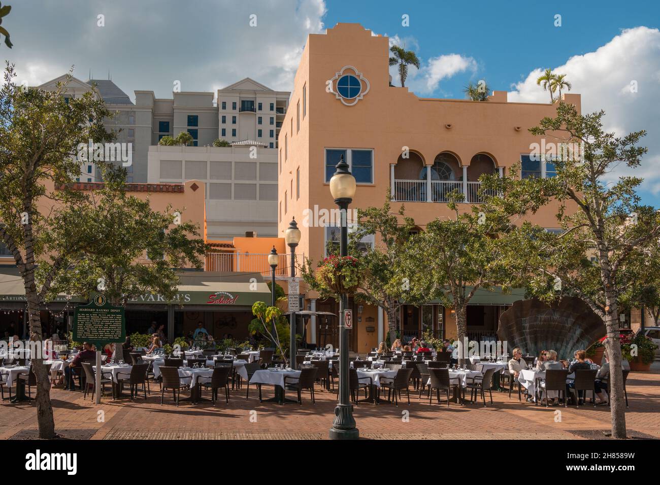 Sarasota, FL, US-26 novembre 2021 : dîner en plein air le long de la rue animée de la ville dans la petite ville. Banque D'Images