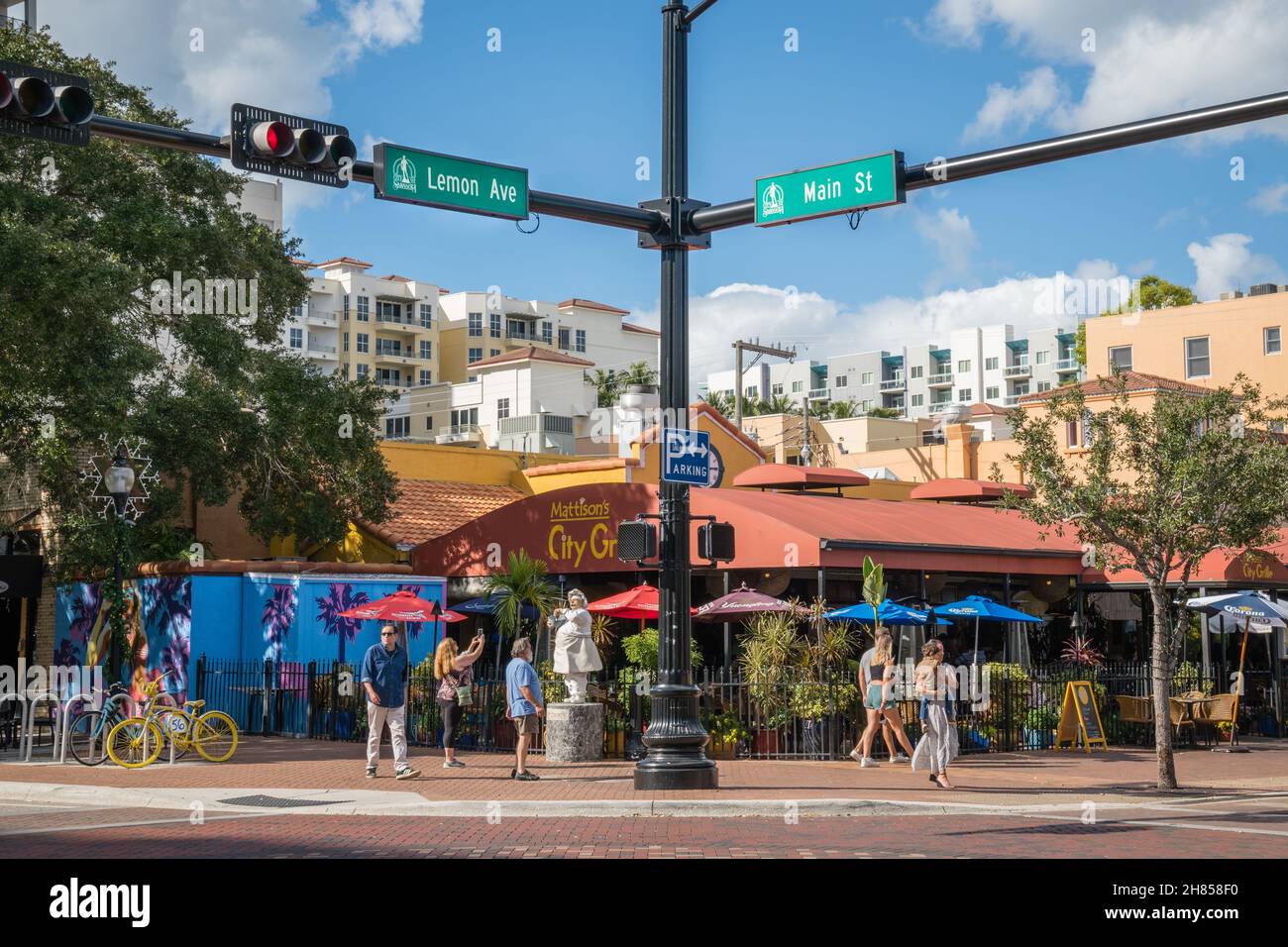 Sarasota, FL, US-26 novembre 2021 : dîner en plein air le long de la rue animée de la ville dans la petite ville. Banque D'Images
