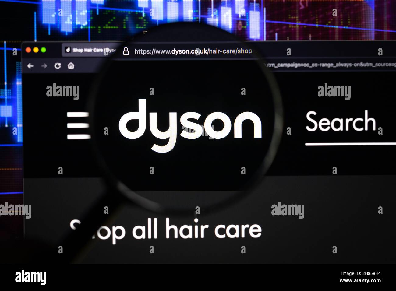 Logo de la société Dyson sur un site Web, vu sur un écran d'ordinateur à  travers une loupe Photo Stock - Alamy