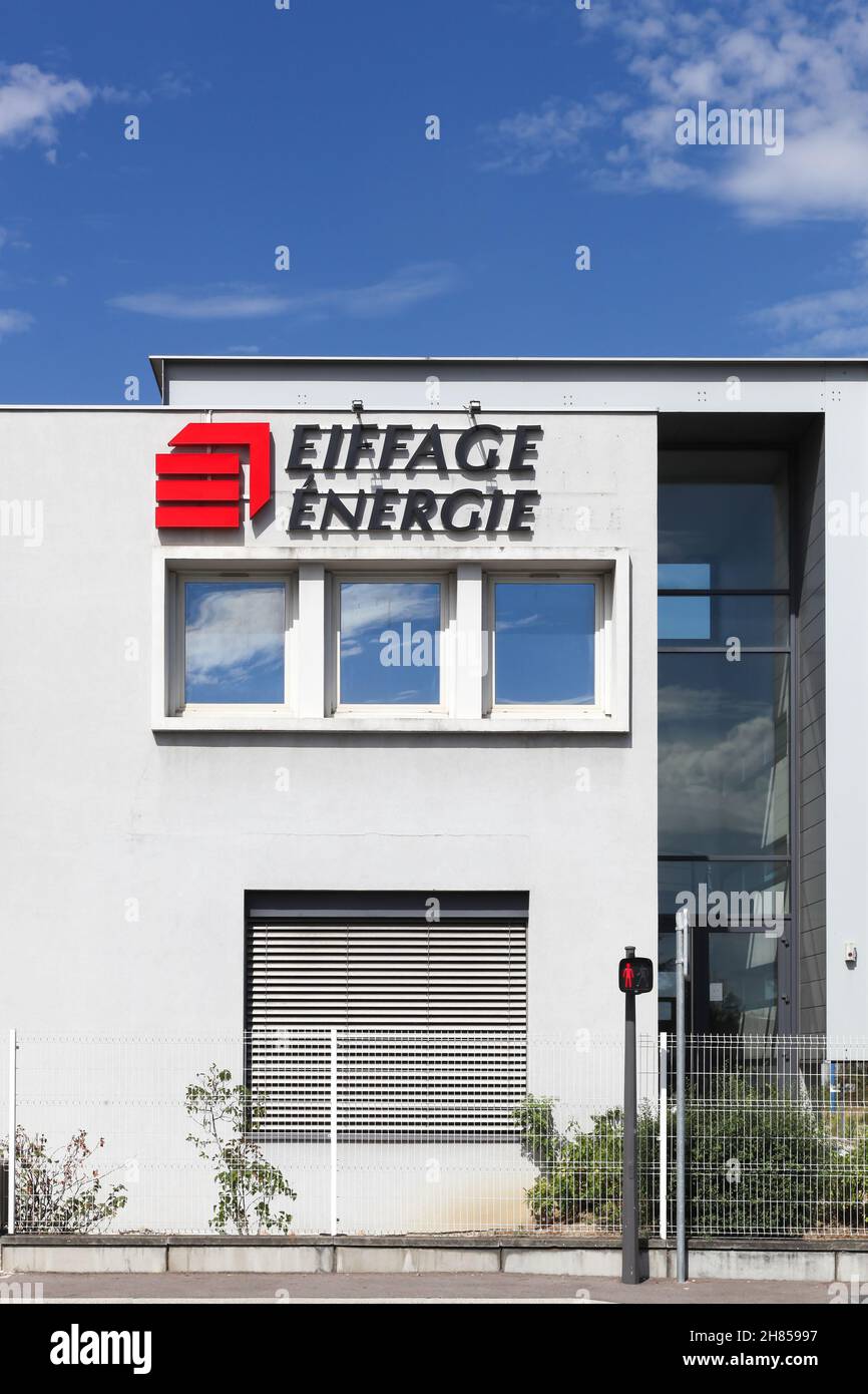 Saint Priest, France - 29 juillet 2017 : immeuble de bureaux Eiffage energie.Eiffage energie est la branche énergétique du groupe Eiffage Banque D'Images