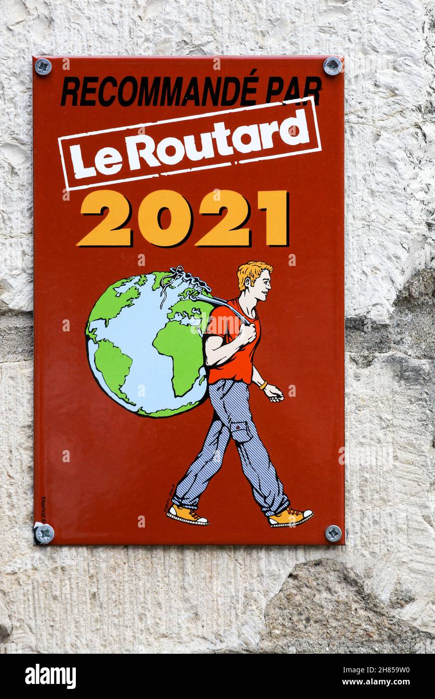 Martel, France - 24 juin 2021 : panneau le Routard guide 2021 sur un mur.Le Routard guide est une collection française de guides touristiques Banque D'Images