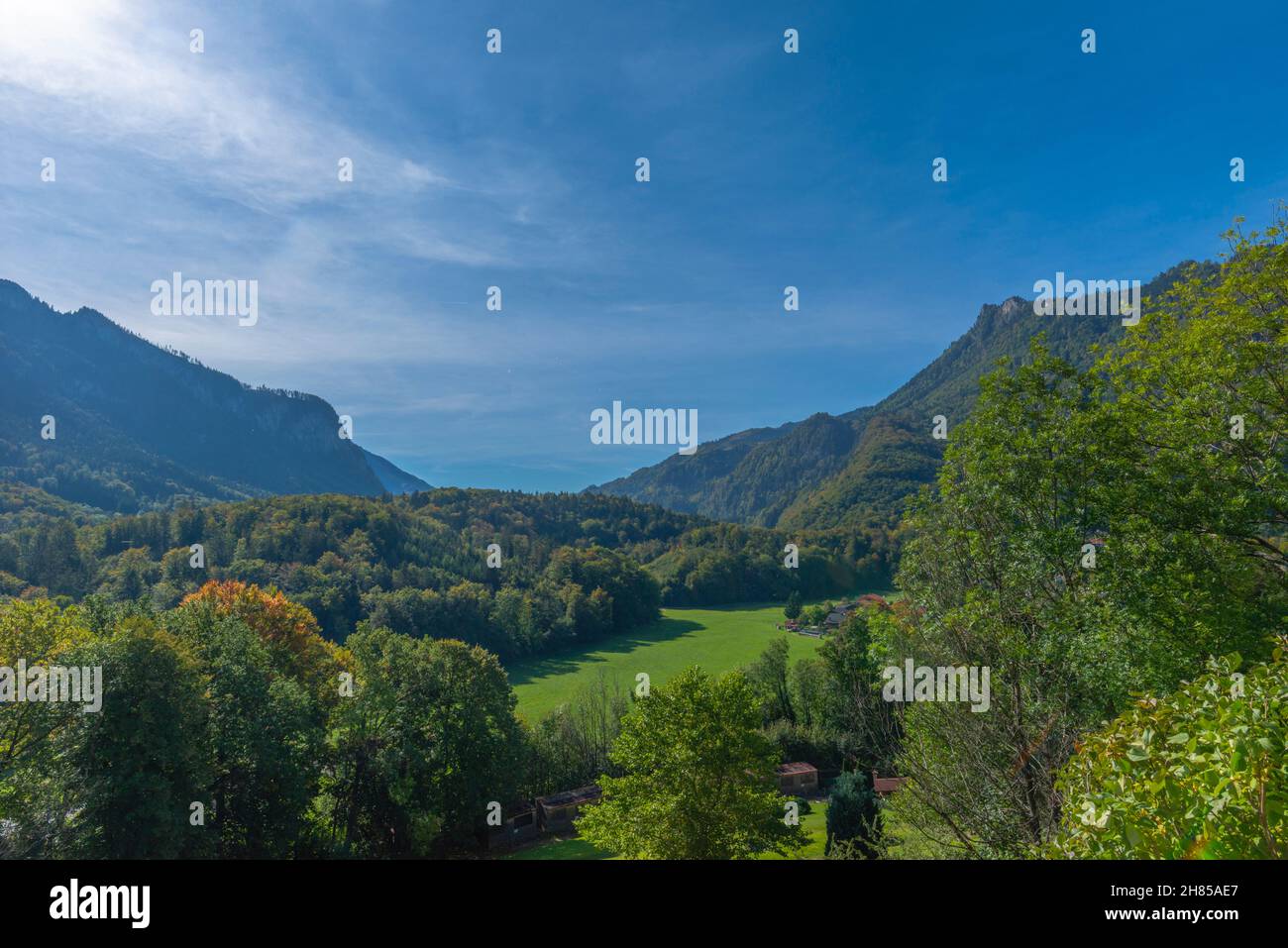 Paysage agricole avec pâturages et prairies dans le plateau pré-alpin de la région de Chiemgau, Aschau, haute-Bavière, sud de l'Allemagne Banque D'Images